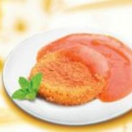 Сыр жареный с соусом Фото