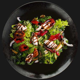 Салат с зеленью и томатами - Фото