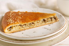 Пирог осетинский с грибами и сыром - Фото