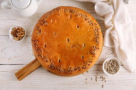 Пирог осетинский с капустой,сыром,орехом - Фото