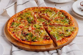 Пицца с копченостями и соусом песто - Фото