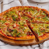 Пицца с копченостями и соусом песто Фото