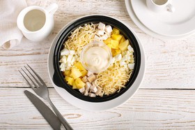 Салат с курицей и ананасами - Фото