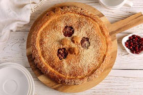 Пирог с яблоками и брусникой - Фото