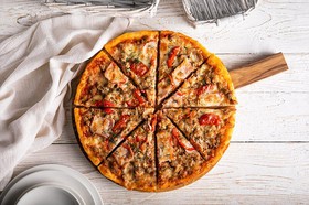 Пицца с мясным фаршем и копченостями - Фото