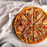 Пицца с мясным фаршем и копченостями Фото