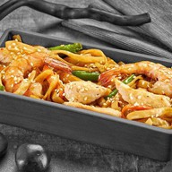 Удон с креветкой и курицей в соусе чили Фото