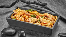 Удон с креветкой и курицей в соусе чили - Фото