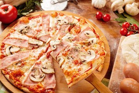 Пицца с ветчиной и сыром - Фото