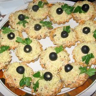 Тарталетки с курицей и маслинами Фото