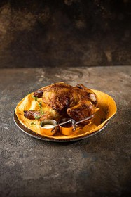 Цыплёнок на вертеле с сырным соусом - Фото