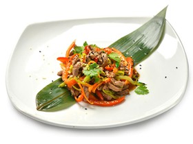 Тайский салат с говядиной и овощами - Фото