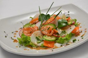 Азиатский салат с теплым лососем - Фото