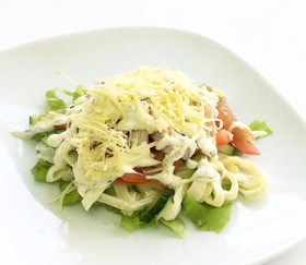Салат с куриным филе овощами и сыром - Фото