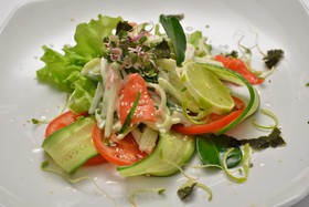 Крабовый салат с соусом - Фото