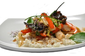 Курица по-цейчуаньски с рисом и грибами - Фото