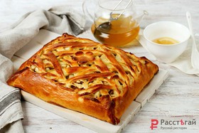 Пирог с запеченными яблоками и корицей - Фото