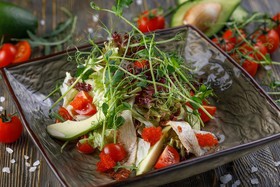 Салат с угрем и авокадо - Фото