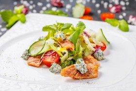 Салат с теплым лососем и мятным сыром - Фото
