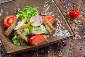 Салат из запеченных баклажанов и томатов - Фото