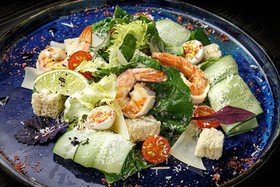 Цезарь салат с креветками - Фото