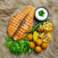 Стейк из лосося с овощами-гриль Фото