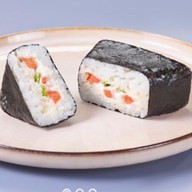 Онигири с беконом и томатом Фото