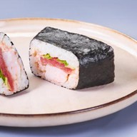 Онигири с тунцом, креветкой и луком Фото