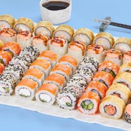 Девочка с роллами Фото