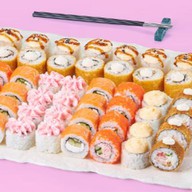 Любовь и роллы Фото