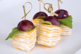 Сырное канапе с виноградом - Фото