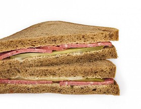 Сэндвич Пепперони на ржаном хлебе - Фото