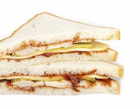 Сэндвич с курицей на пшеничном хлебе - Фото