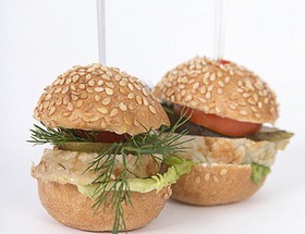 Mini-бургер пшеничный со свиным рулетом - Фото