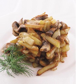 Картофель жареный с грибами и луком - Фото