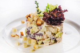 Салат с куриной грудкой сыром и фасолью - Фото