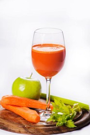 Яблочно-морковный фреш с сельдереем - Фото