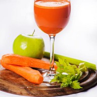 Яблочно-морковный фреш с сельдереем Фото