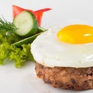 Бифштекс рубленый из говядины с яйцом Фото