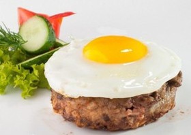 Бифштекс рубленый из говядины с яйцом - Фото