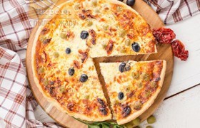 Пирог сырный с маслинами и помидорами - Фото