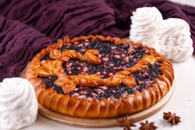 Пирог с черникой и зефиром - Фото