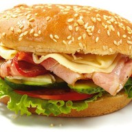 Гамбургер с беконом и огурчиками Фото