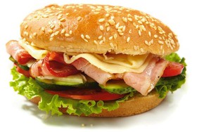 Гамбургер с беконом и огурчиками - Фото