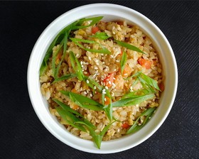 Чесночный рис с овощами - Фото