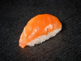 Суши со свежим лососем - Фото