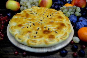 Пирог с яблоком и черной смородиной - Фото