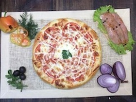 Пицца с курицей, сыром, маслинами - Фото