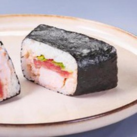 Онигири с тунцом, креветкой и луком - Фото