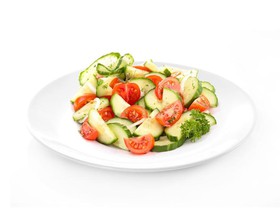 Салат из свежих помидоров и огурцов - Фото